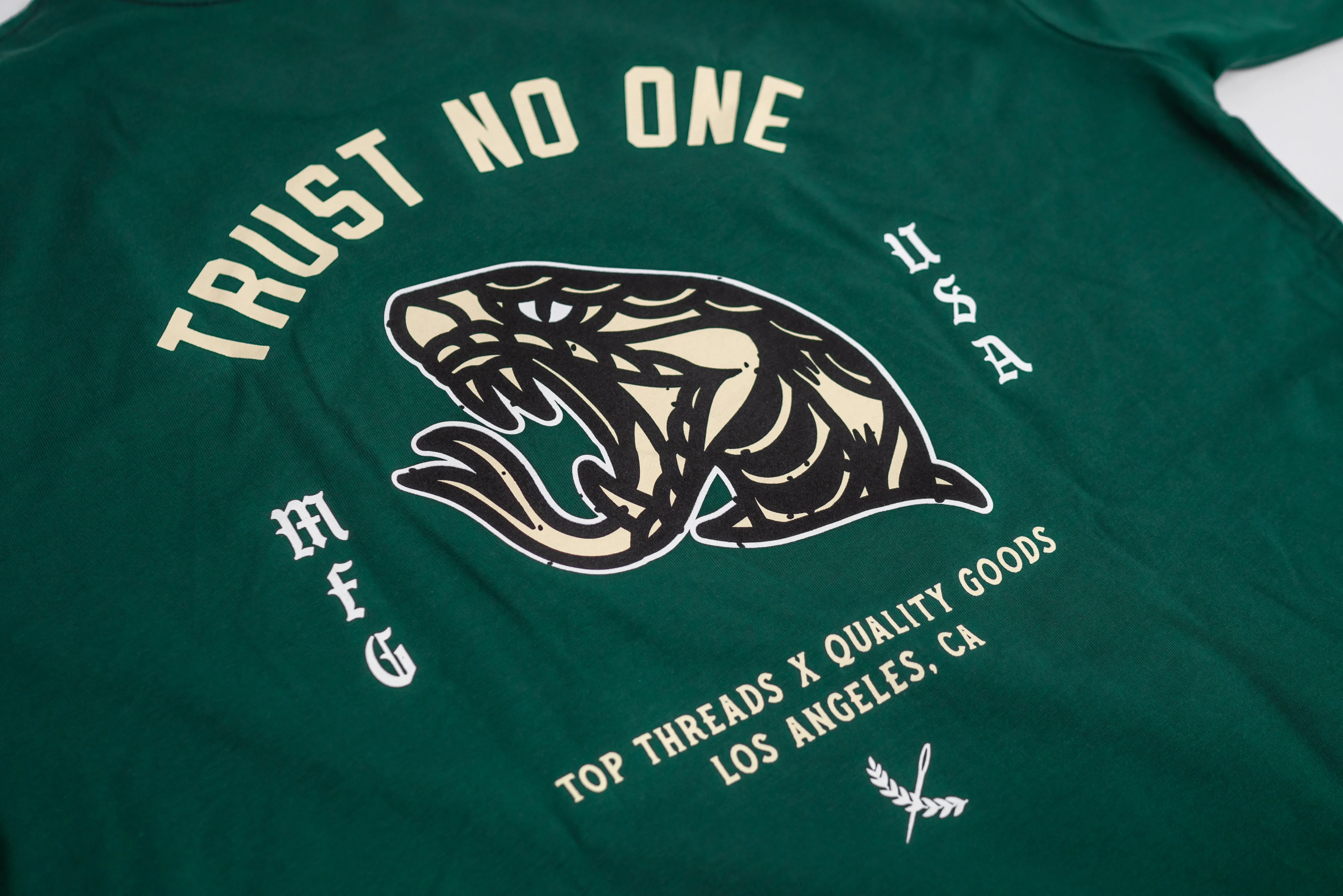 TRUST NO ONE TEE - Green